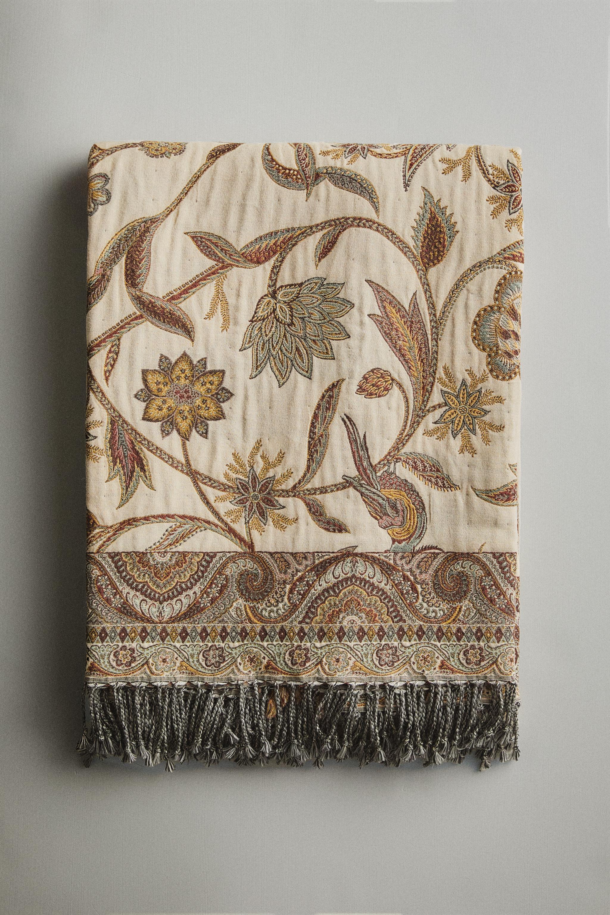 FLORAL JACQUARD BLANKET